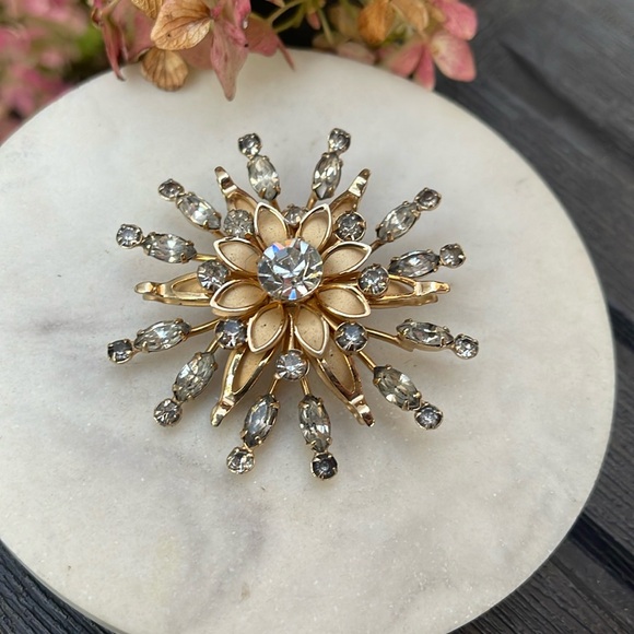 Vintage Flower Broach - Picture 2 of 11